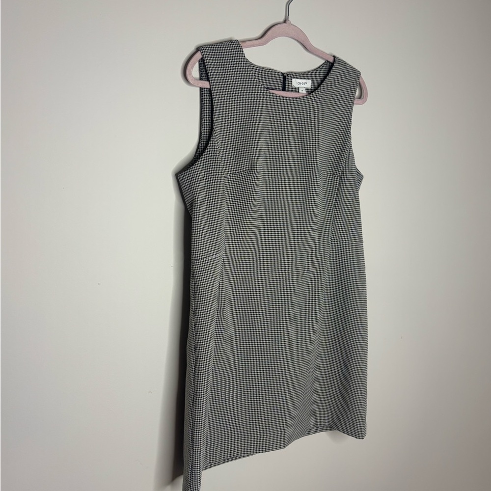 Macy’s ON 34th Sleeveless Black and Cream Houndstooth Mini Shift Dress - Picture 4 of 8